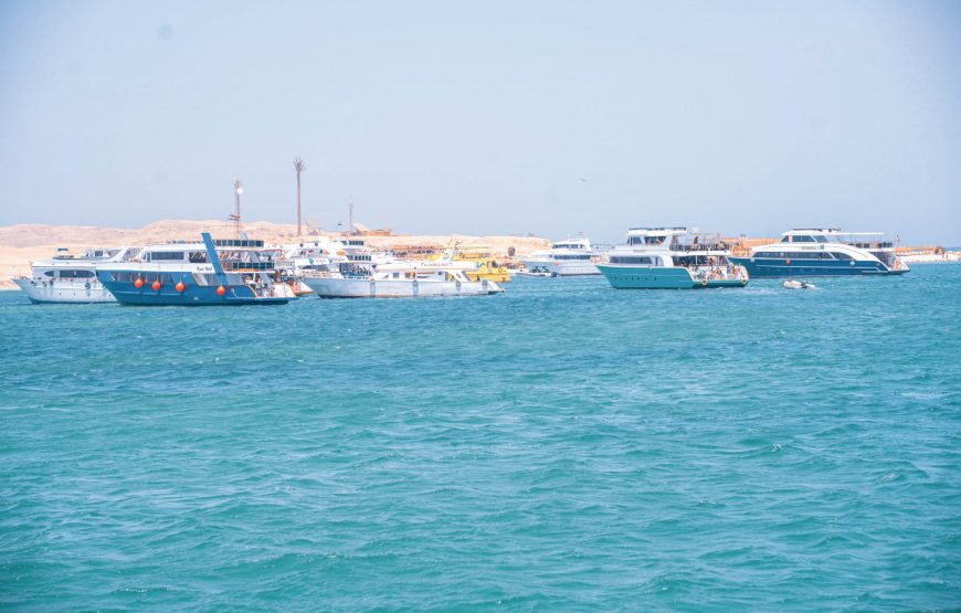 Hurghada: Hula Hula Boat Trip with Snorkeling and lunch