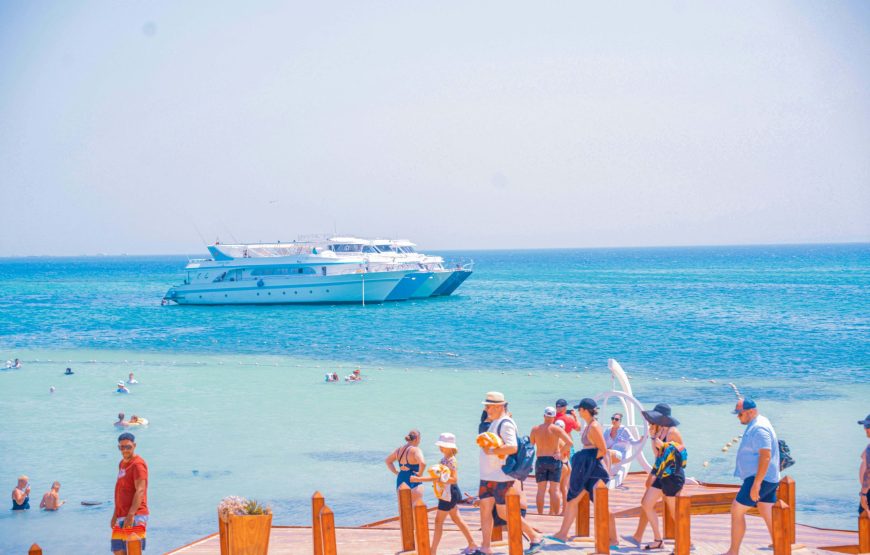 Hurghada: Hula Hula Boat Trip with Snorkeling and lunch